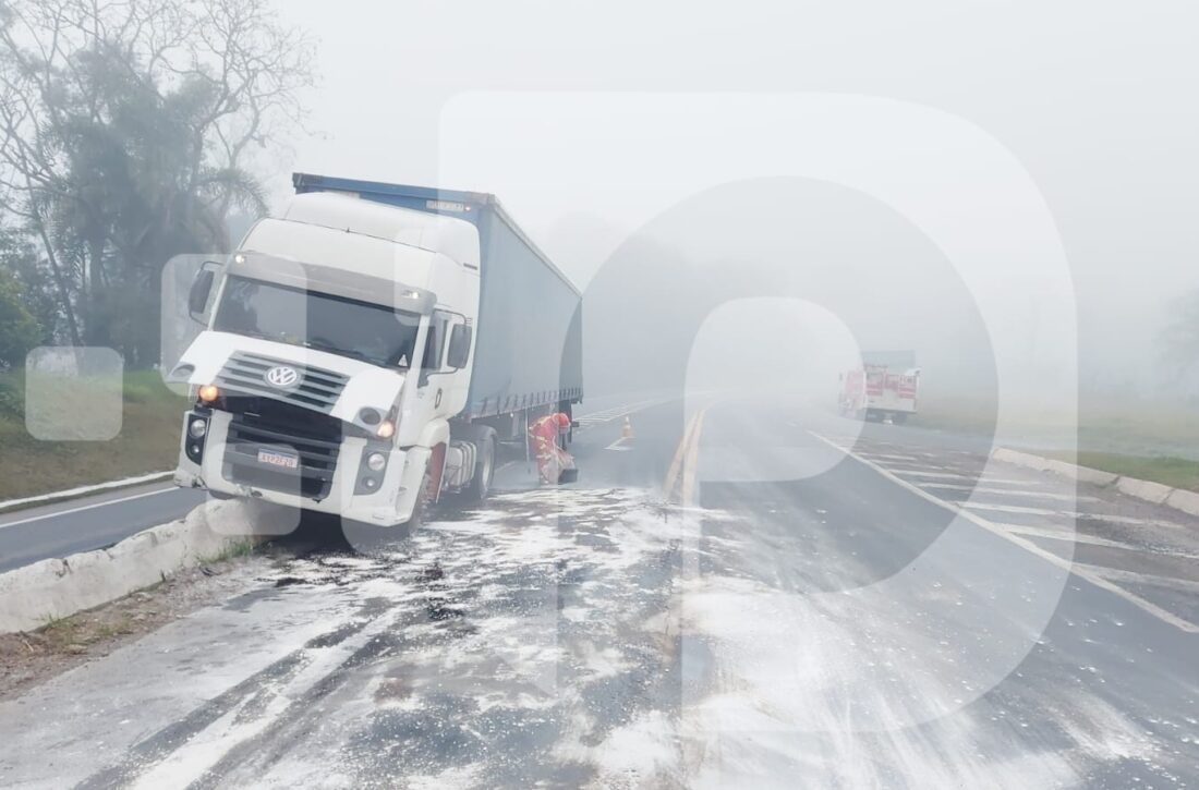  Acidente: caminhão sobe a “mureta” do trevo de acesso a Paulo Frontin na BR-476