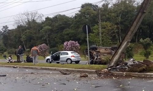  Motorista perde controle, bate em poste e capota em Avenida de Porto União