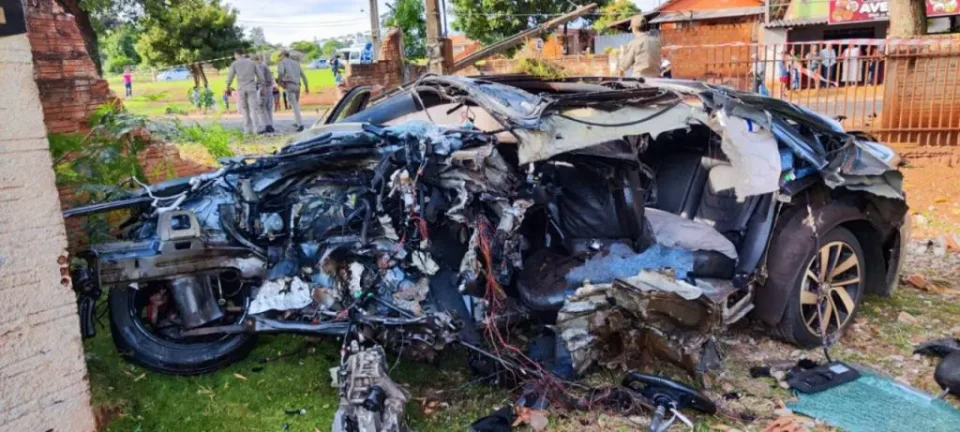  Grave acidente: motorista de 30 anos morre após bater contra árvore e muro no Paraná