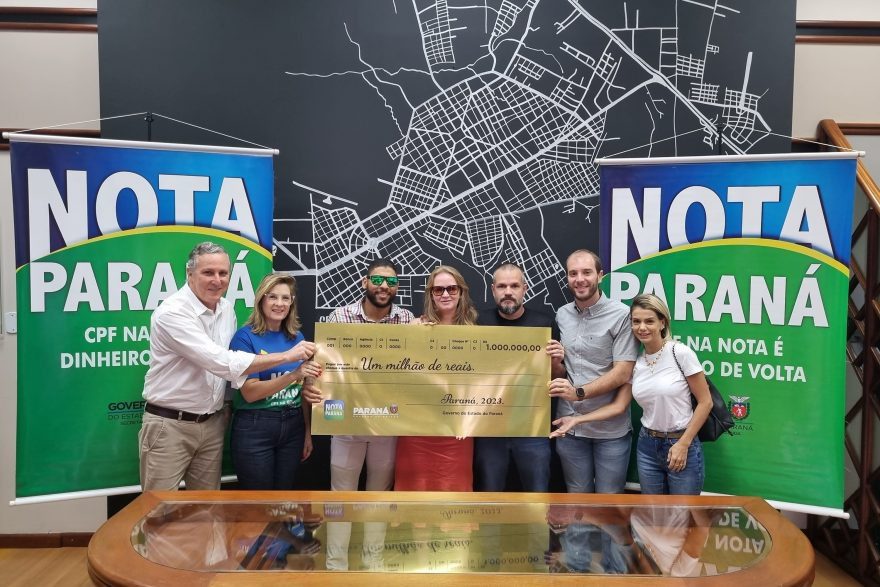  Agricultora recebe cheque de R$ 1 milhão do Nota Paraná