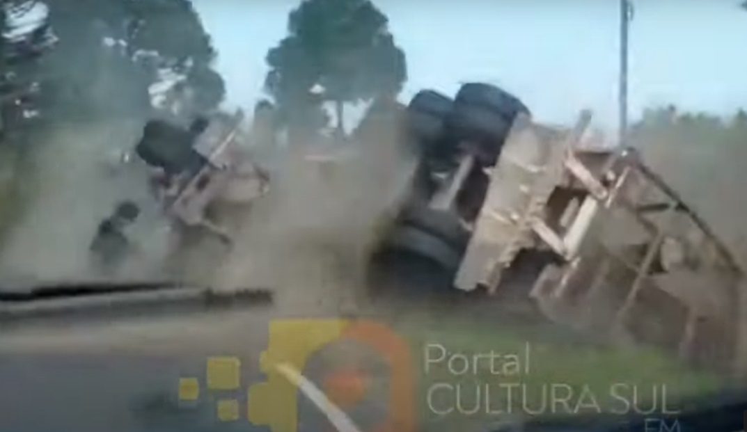  VÍDEO: tombamento de carreta carregada com toras é flagrado em rodovia do Paraná