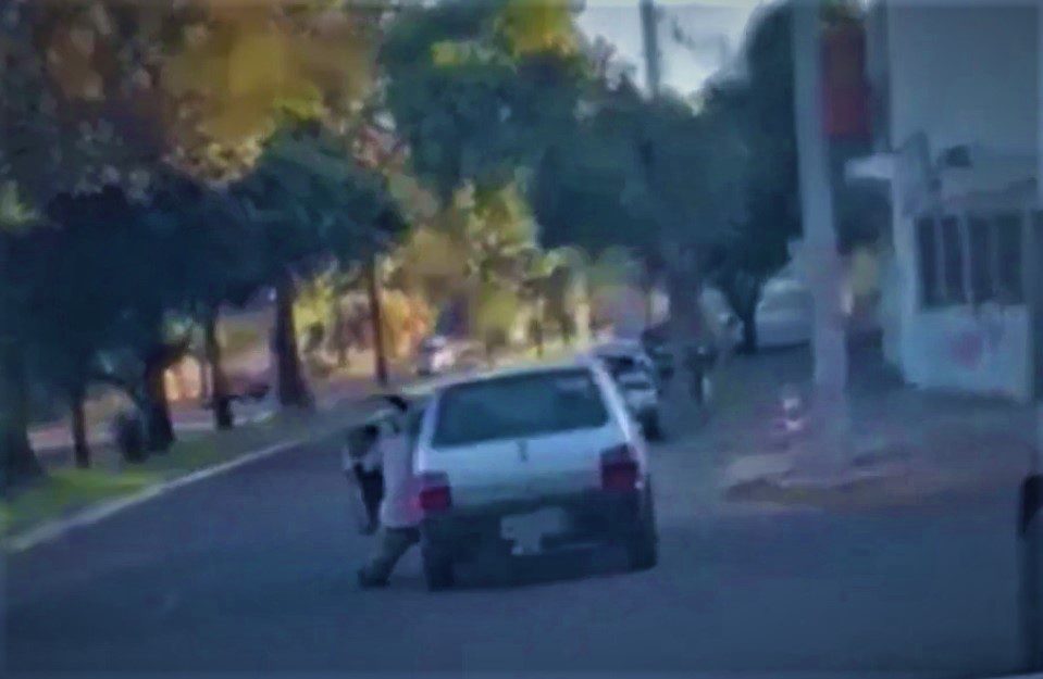  VÍDEO: motorista fica pendurado e é arrastado após porta de carro abrir no Paraná