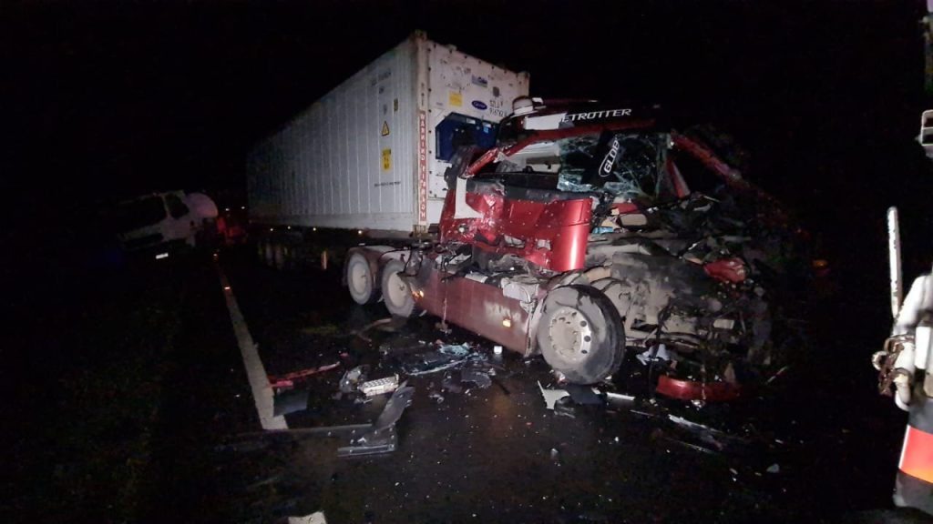  VÍDEO: acidente em rodovia do PR envolvendo três caminhões deixa um motorista gravemente ferido
