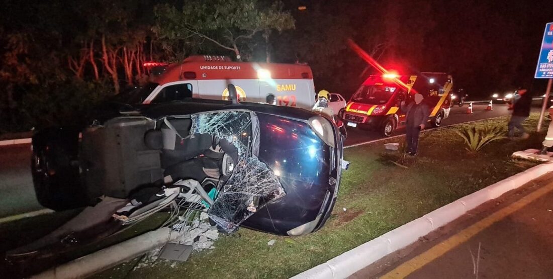  Grave acidente deixa mulher presa às ferragens de carro em Ponta Grossa