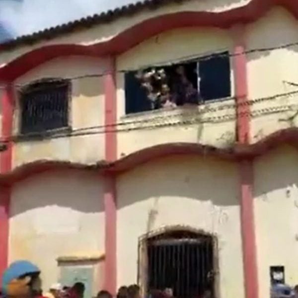  VÍDEO: vereador joga R$ 250 mil para população pela janela da Câmara Municipal