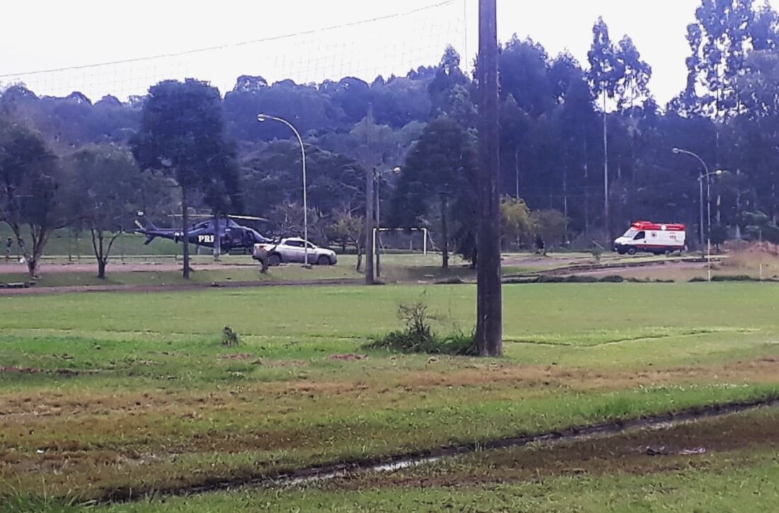  Helicóptero da PRF realiza transferência de homem que caiu de escada em São Mateus do Sul