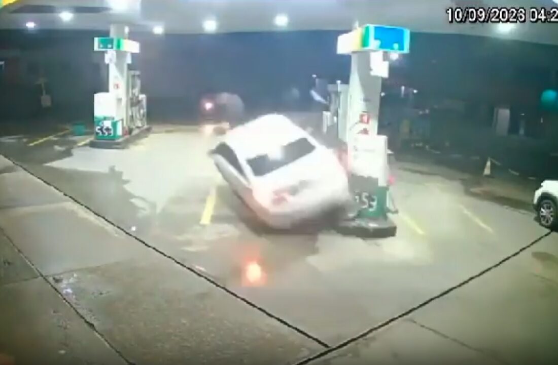  VÍDEO: carro invade posto, atropela duas pessoas e bate em bomba de combustível