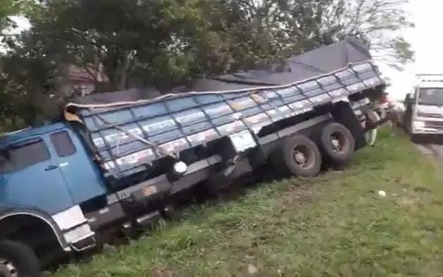  Motorista joga caminhão em ribanceira para evitar novo engavetamento na BR-277: “Fiz para não matar ninguém”