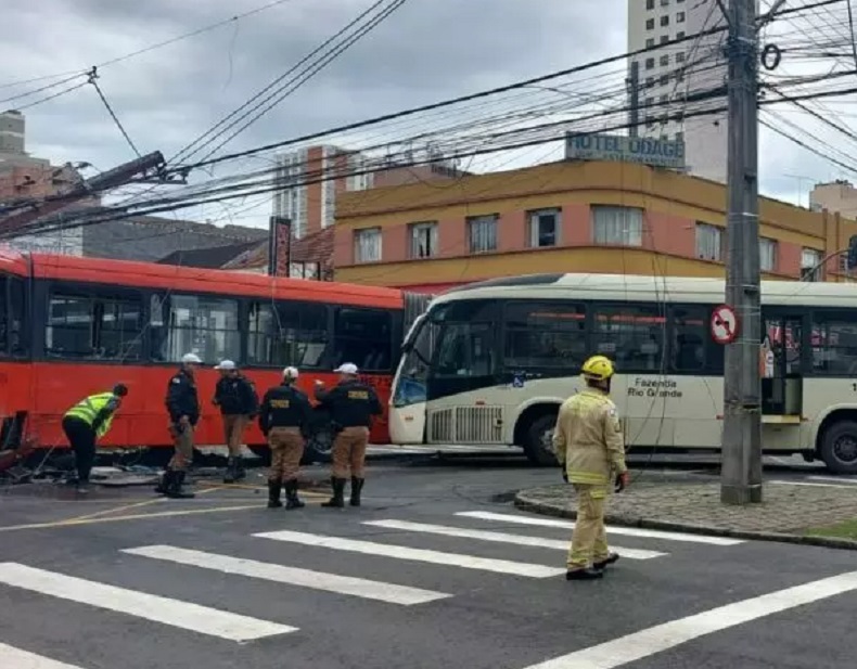  Colisão entre dois ônibus em Curitiba deixa 44 feridos; mulher teve perna amputada