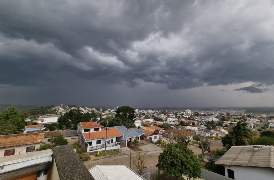  Alerta de chuva se mantém: Inmet divulga avisos laranja e amarelo para o Paraná nesta segunda (30)