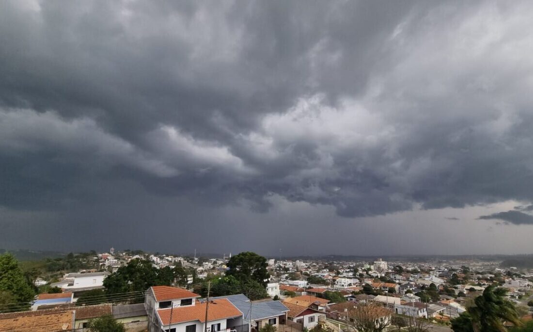  Avanço de frente fria no Paraná altera tempo e traz risco de tempestades