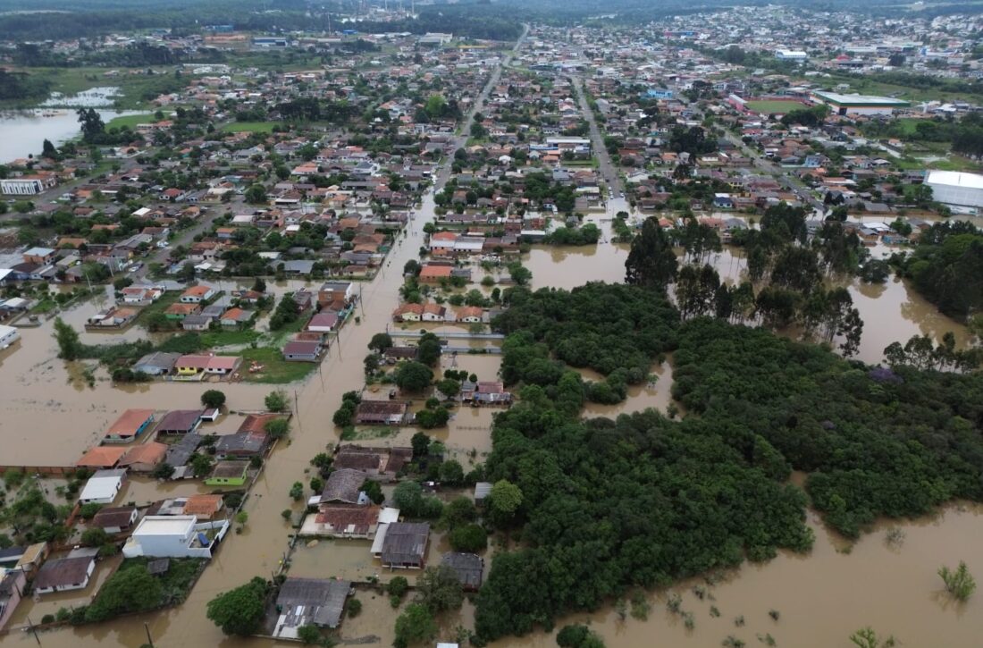  Famílias atingidas por enchente em São Mateus do Sul recebem doações da Defesa Civil do Paraná