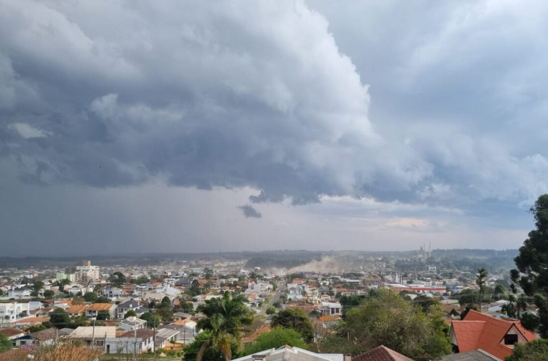  Frente fria atinge o Sul do Brasil e trará tempestades severas para o Paraná e Santa Catarina nos próximos dias
