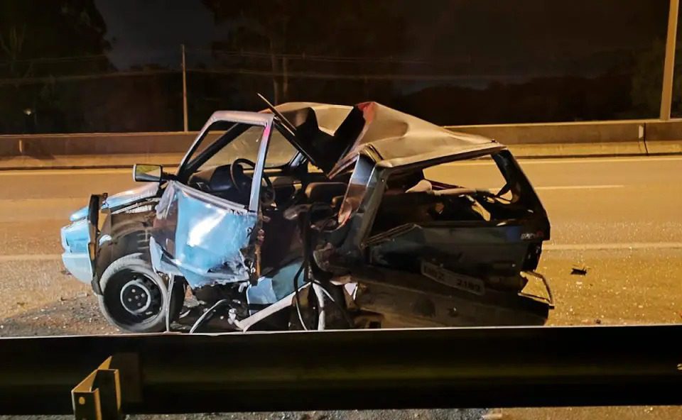  Motorista invade acostamento e destrói carro que estava parado; “foi um milagre o casal sobreviver”, afirma bombeiro
