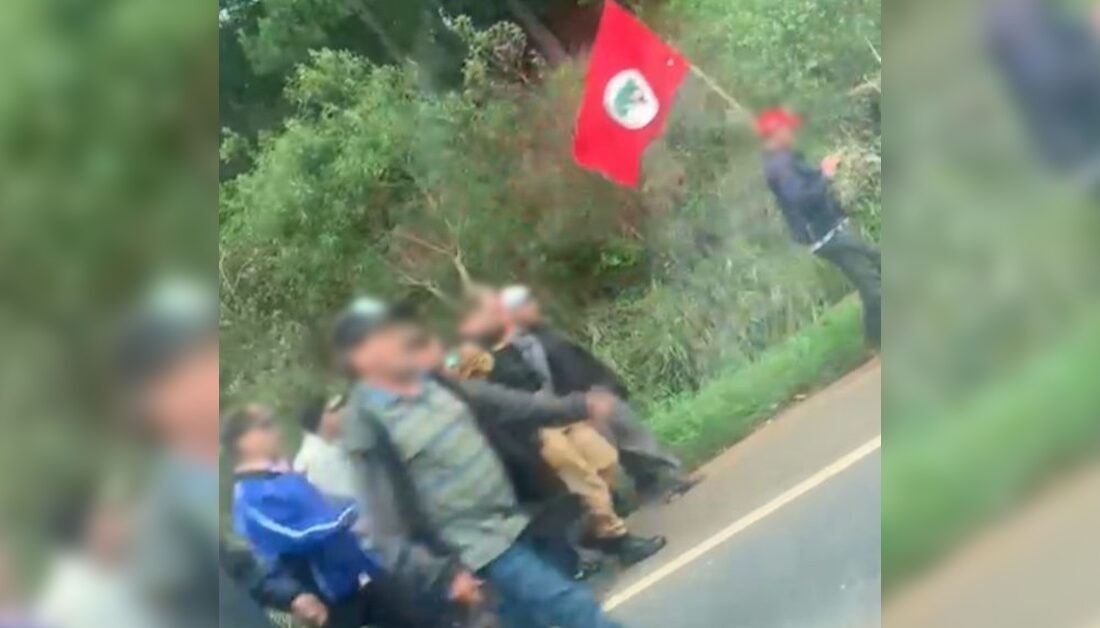  VÍDEO: MST bloqueia PR-170 e rende policiais durante manifestação no Paraná