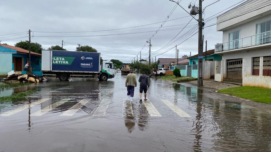  Áreas da Vila Amaral, Usina Velha e da Raia já sofrem com inundações e Defesa Civil alerta a população; nível do Rio Iguaçu já marca 5,39m