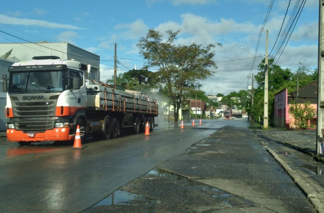  Fluxo de caminhões segue normalmente na BR-476 em São Mateus do Sul; Defesa Civil alerta para riscos aos veículos leves