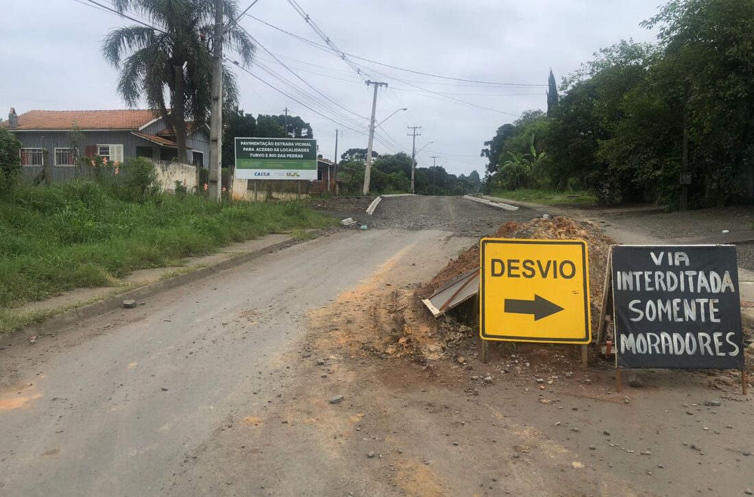  VÍDEO: obra de asfaltamento na Colônia Cachoeira gera indignação e preocupação aos moradores