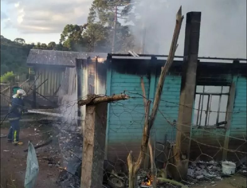 Adolescente de 14 anos fica preso em banheiro e morre em incêndio no Paraná