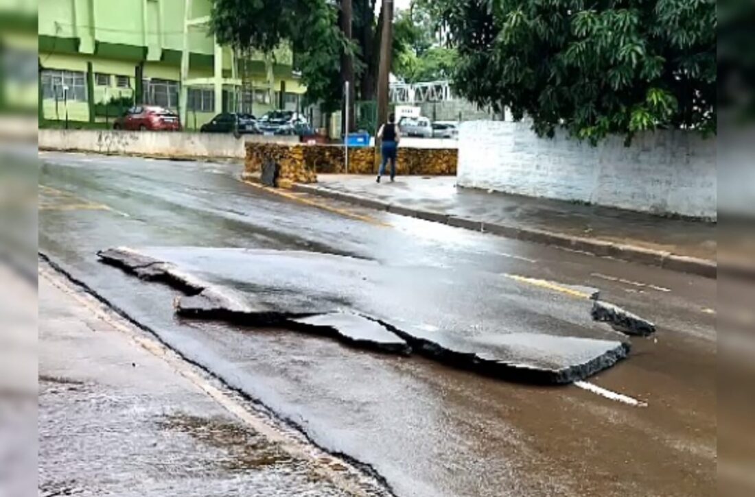  VÍDEO: parte de asfalto é arrancado pelo temporal que atingiu cidade no Paraná