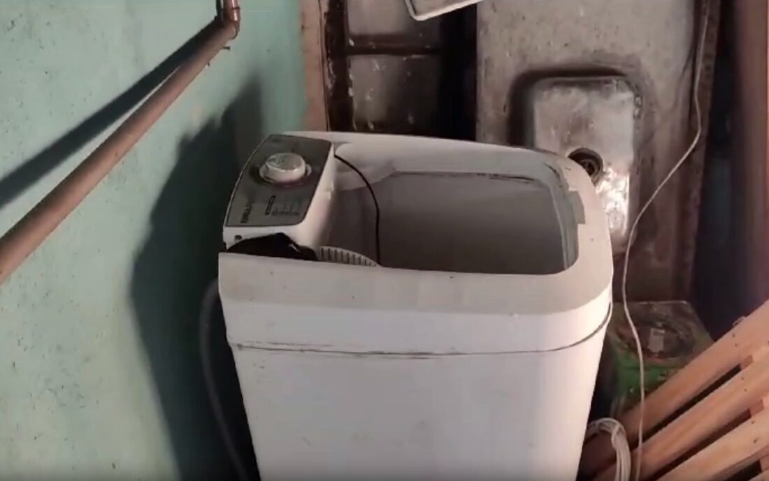  VÍDEO: mulher escuta choro e encontra bebê abandonado em máquina de lavar roupas no Paraná