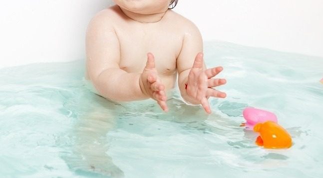  Bebê de apenas 9 meses se afoga em banheira e é socorrido por vizinho no Paraná