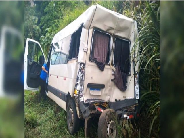  Acidente entre van e caminhão deixa oito feridos em rodovia do Paraná