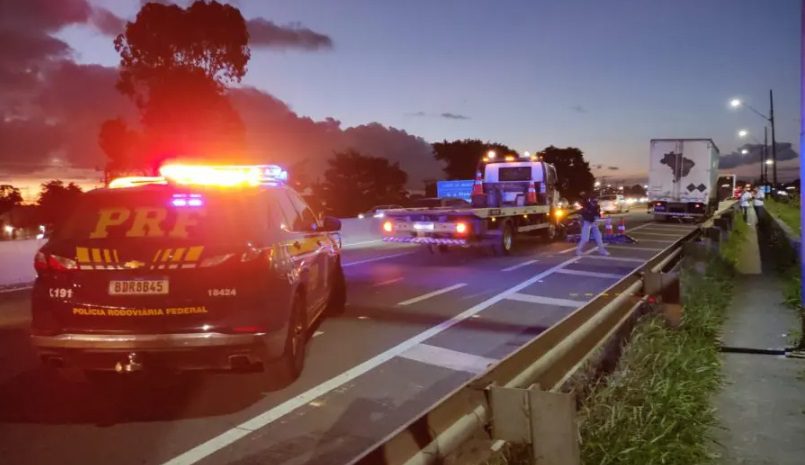  Motociclista morre esmagada por roda de caminhão após ser atingida por carro na BR-277, em Curitiba