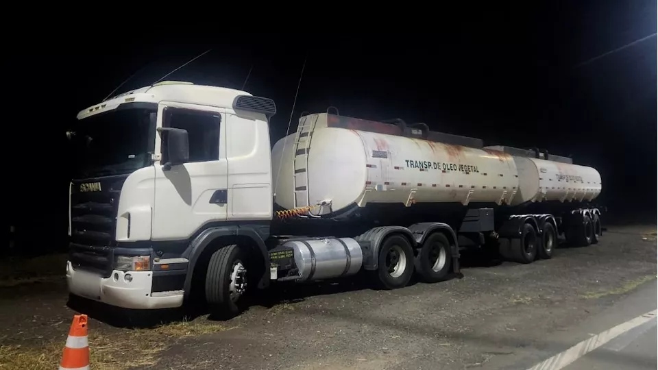  Caminhão tomado em assalto é recuperado pela PRF no Paraná