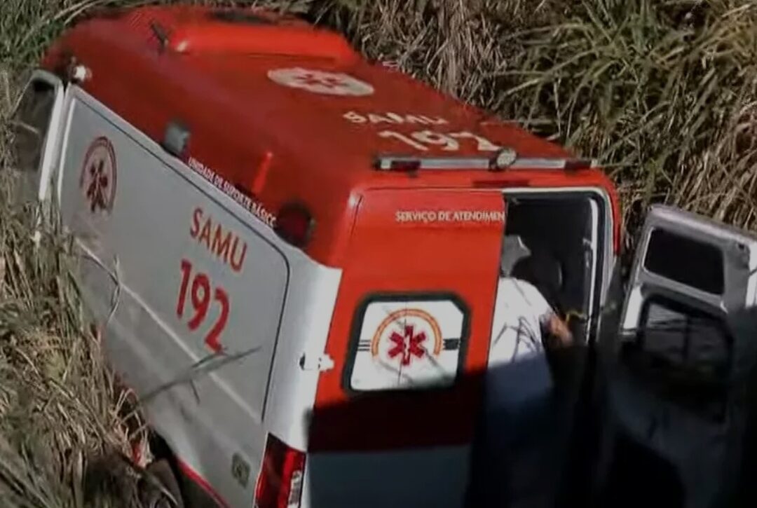  Ambulância do Samu que transportava vítima de AVC se envolve em acidente no PR