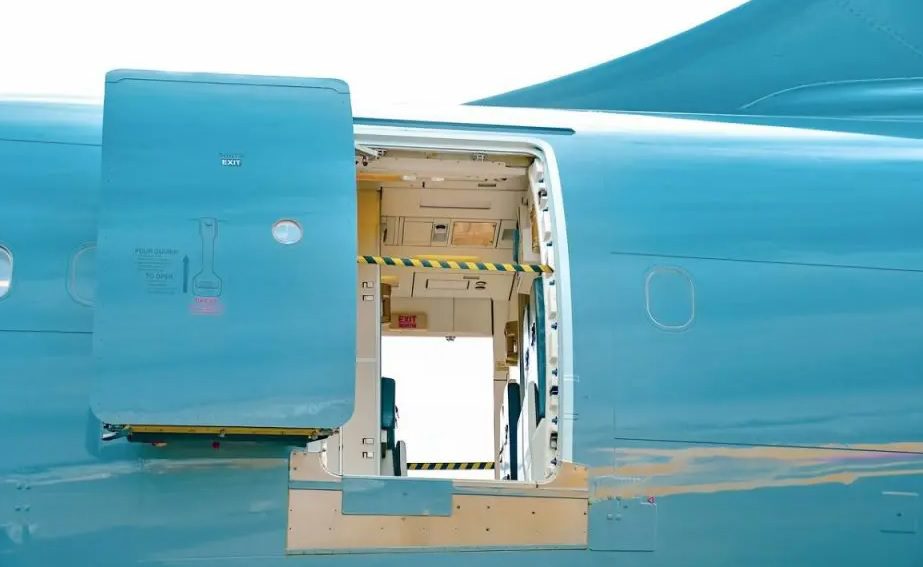  Porta de avião que se soltou em voo nos EUA caiu no quintal de professor