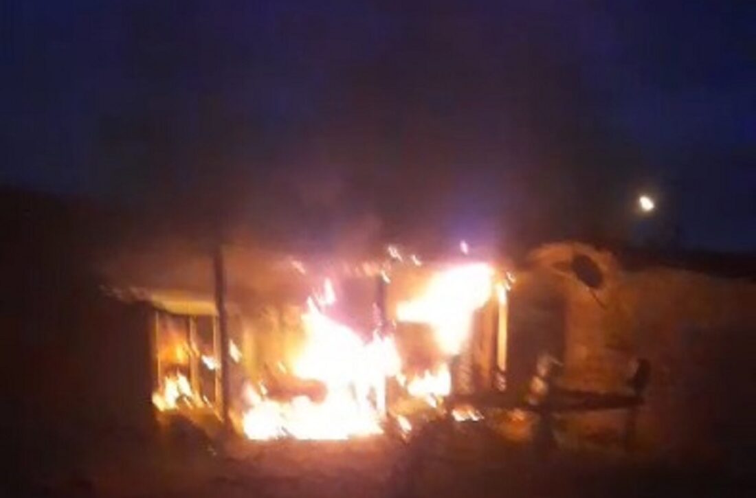  Carro pega fogo na Vila Amaral, na madrugada desta sexta-feira