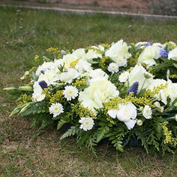  Coroa de flores sai ‘voando’ de túmulo e cai próximo a casa de falecido