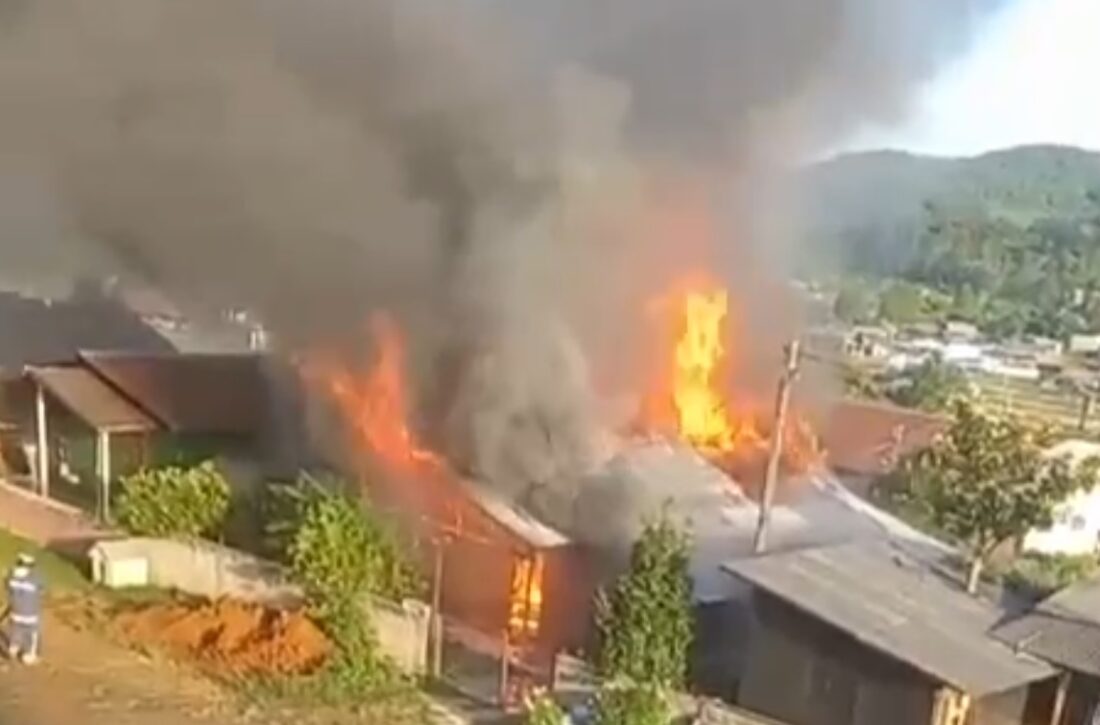  VÍDEO: incêndio destrói casa em General Carneiro