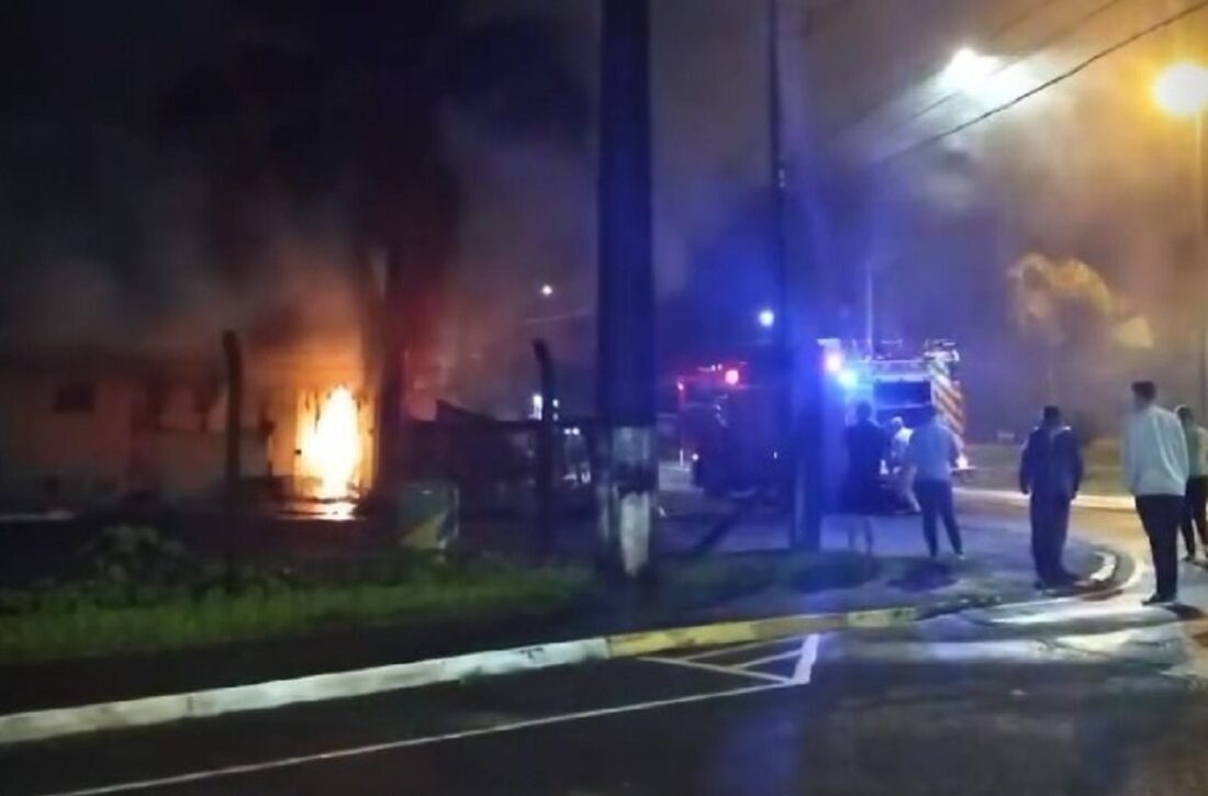  Corpo de Bombeiros atendem ocorrência de incêndio no Centro de São Mateus do Sul