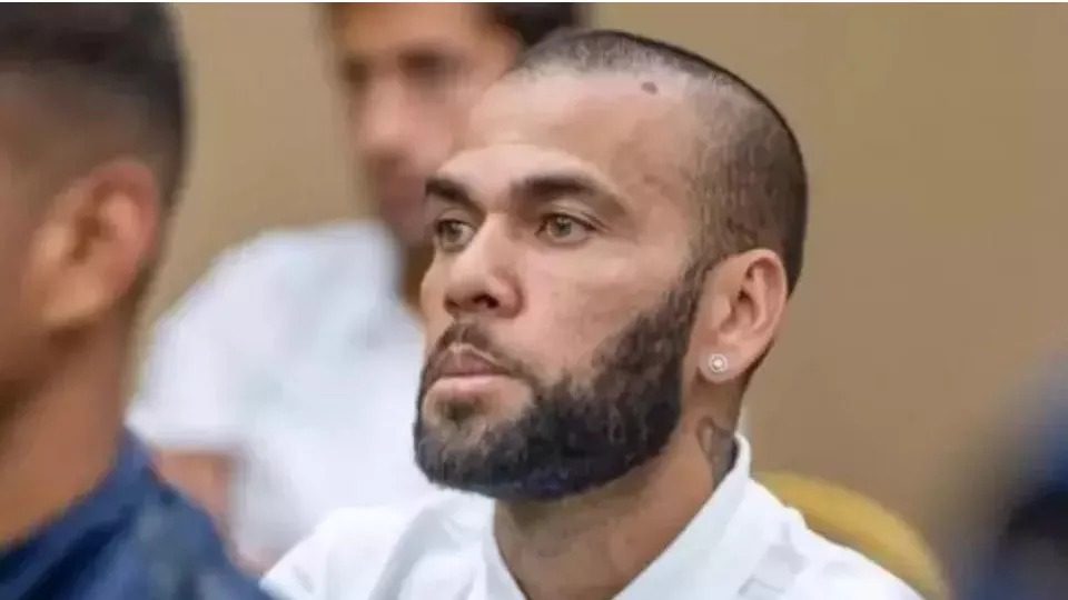  Daniel Alves é condenado a 4 anos e 6 meses de prisão por estupro de jovem em boate de Barcelona