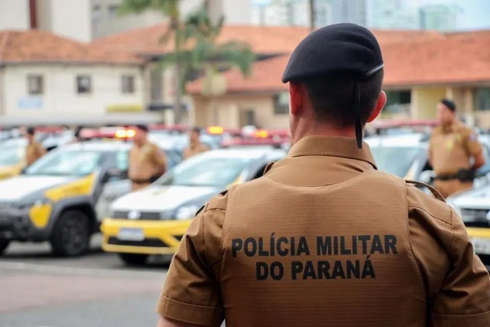  Situação inusitada: mulher tira a blusa e ‘dispara’ leite materno contra PMs durante abordagem no Paraná