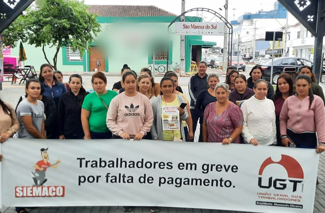  Funcionárias protestam por falta de pagamento de empresa terceirizada contratada pela Prefeitura de São Mateus do Sul