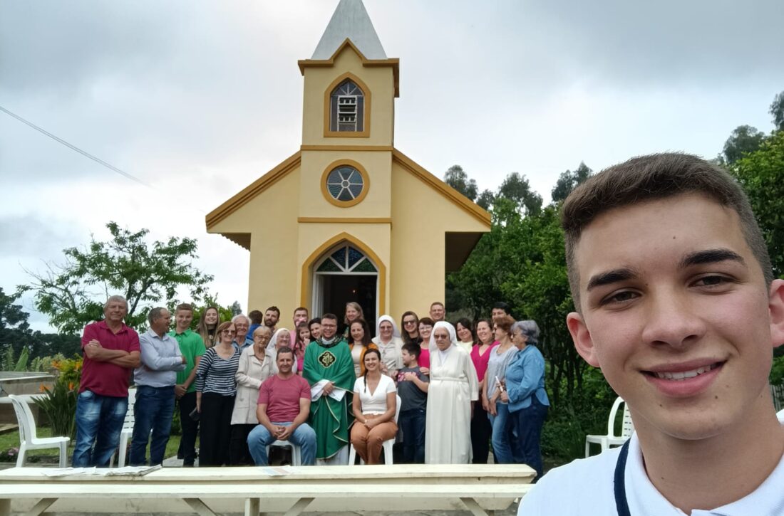  Jovem triunfense, que construiu sua própria igreja, agora segue os passos para realizar seu sonho de se tornar padre