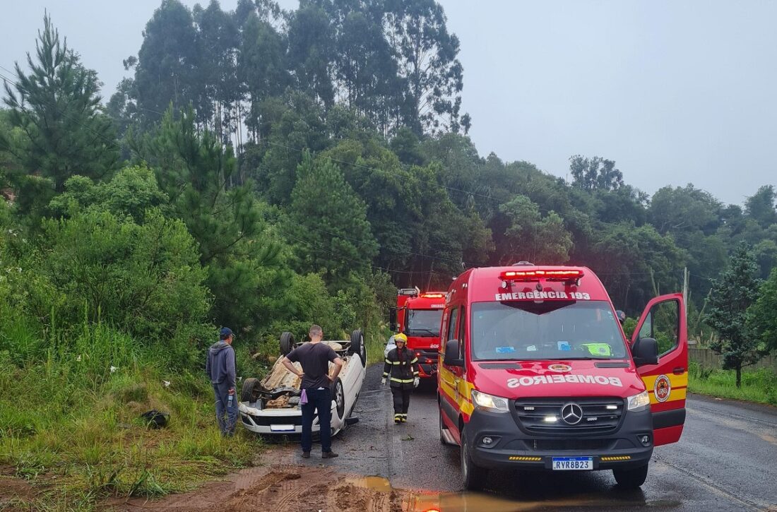  Veículo capota no interior de Porto União e passageiro fica ferido