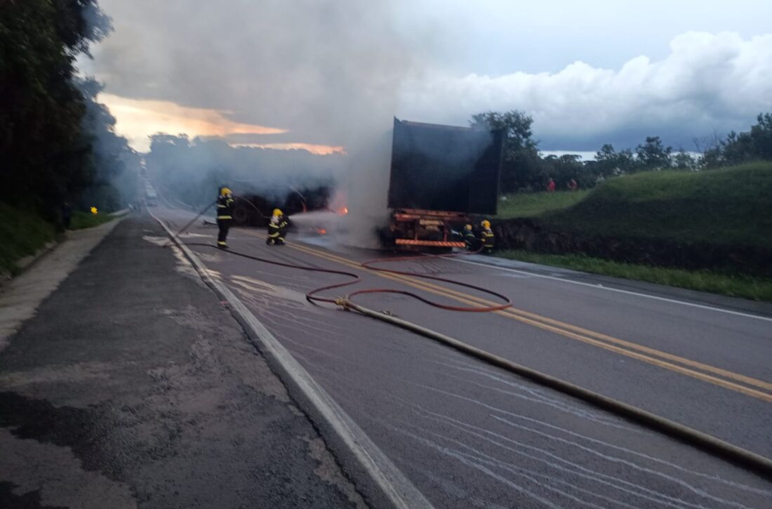  Grave acidente na BR-116: caminhão de Palmeira incendeia após colisão, deixando vítimas presas e carbonizadas