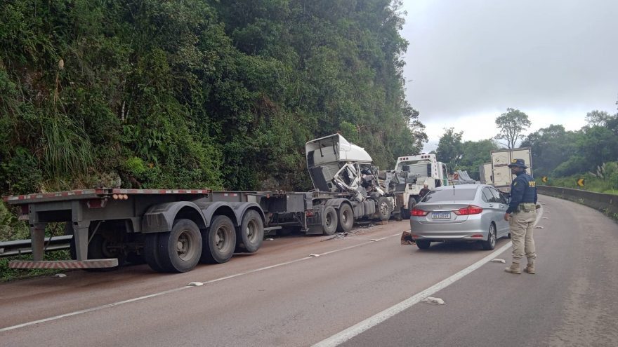  Acidente entre dois caminhões interdita BR-277 próximo ao pedágio de São Luiz do Purunã