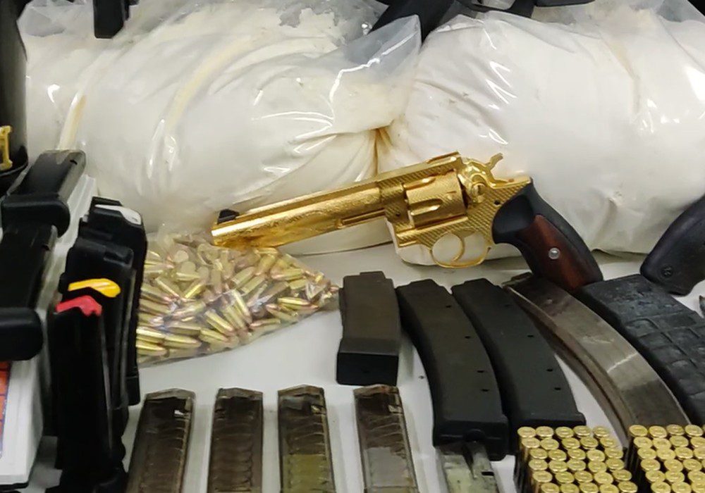  Arma banhada a ouro é apreendida de suspeito flagrado com 30 quilos de cocaína, em Curitiba