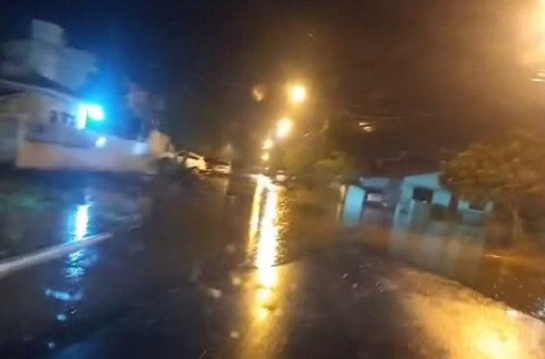  Água invade casas na Vila Buaski, em São Mateus do Sul, durante a madrugada