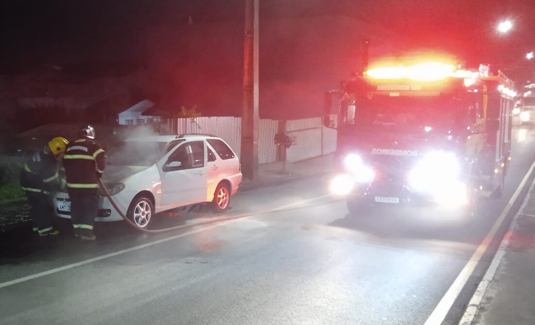  Veículo pega fogo em Avenida de Porto União e bombeiros contornam situação