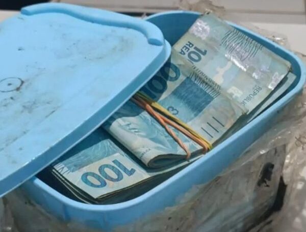  Idoso encontra R$ 60 mil em pote de sorvete enterrado no quintal de casa