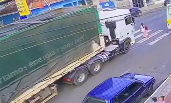  Vídeo: mulher é atropelada e sai sozinha debaixo de caminhão no PR