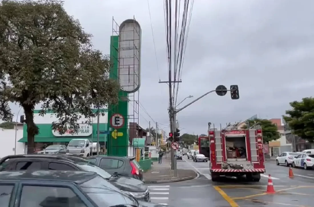  Trabalhador leva choque e fica pendurado a 7 metros de altura no Paraná