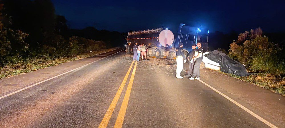  Colisão entre carro e caminhão deixa cinco mortos no Paraná