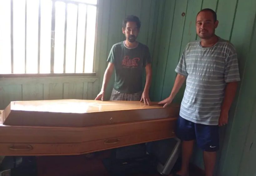  Morador do Paraná celebra conseguir o próprio caixão e manda entregar em casa: ‘Era meu sonho’